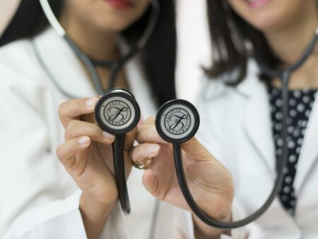 Arbeitsmarktintegration zugewanderter Ärzte und Krankenpfleger: Integrative Arbeitsplätze wichtig